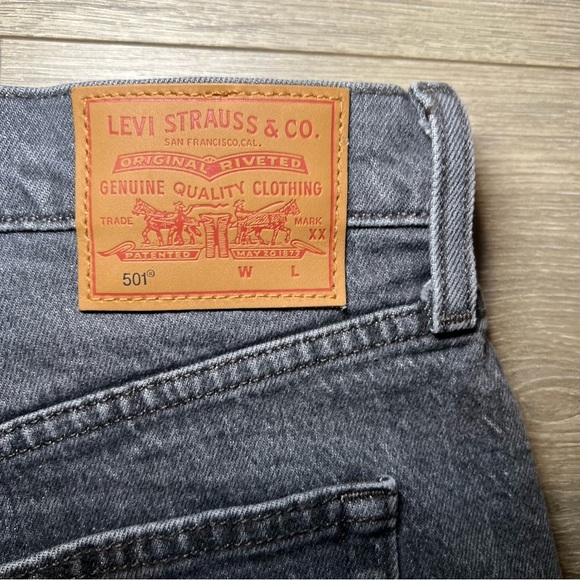 Levis 501 Denim Shorts Women Size 31 Button Fly High Rise Black Fray Hem - Picture 3 of 8